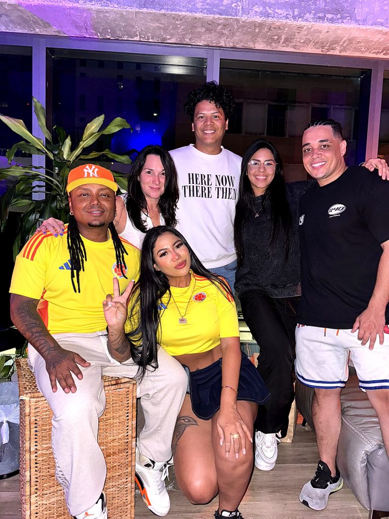Mr. Black El Presidente, Yuranis León, Felipe Molinares, Tato Marenco y Sandy durante una grabación de reparto con champeta en Miami.