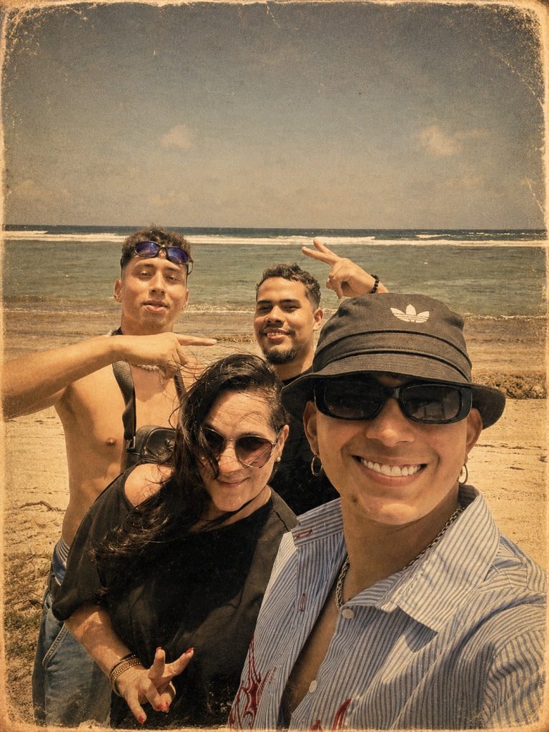 Sandy con artistas de champeta en los Premios Monitor Latino en Miami.