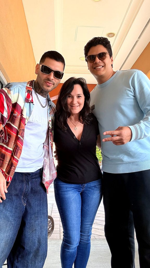 sndy con Kevin Flórez en los Premios Mi Gente.