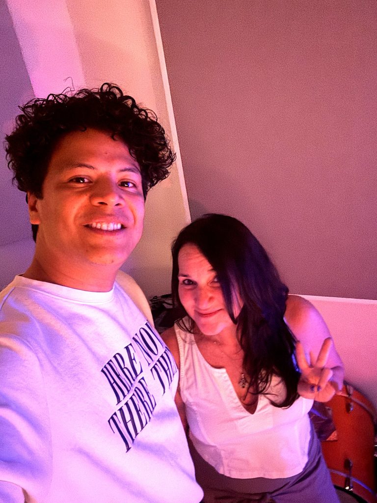 sndy con un colaborador en un evento musical.