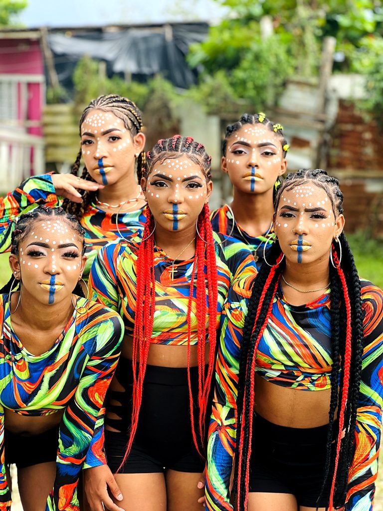 Artistas y bailarinas en una producción de SNDY Music.