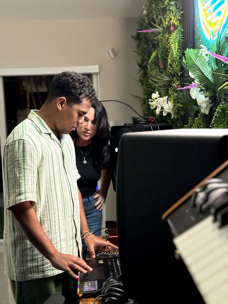 Jeybeat con sndy en el Sony Music Camp en Miami.