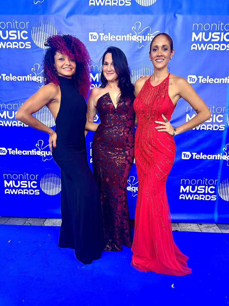 Melissa Gaviria, Sandy y Sarita Marrugo en los Premios Monitor Latino en Medellín.
