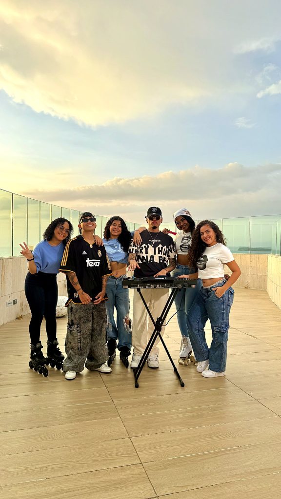 Ian Escobar y DJ Knox durante la grabación del video Moscow.
