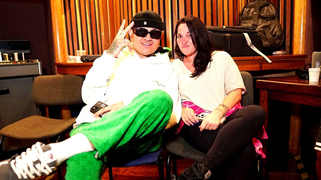 Nicky Jam y Valentino en el estudio.
