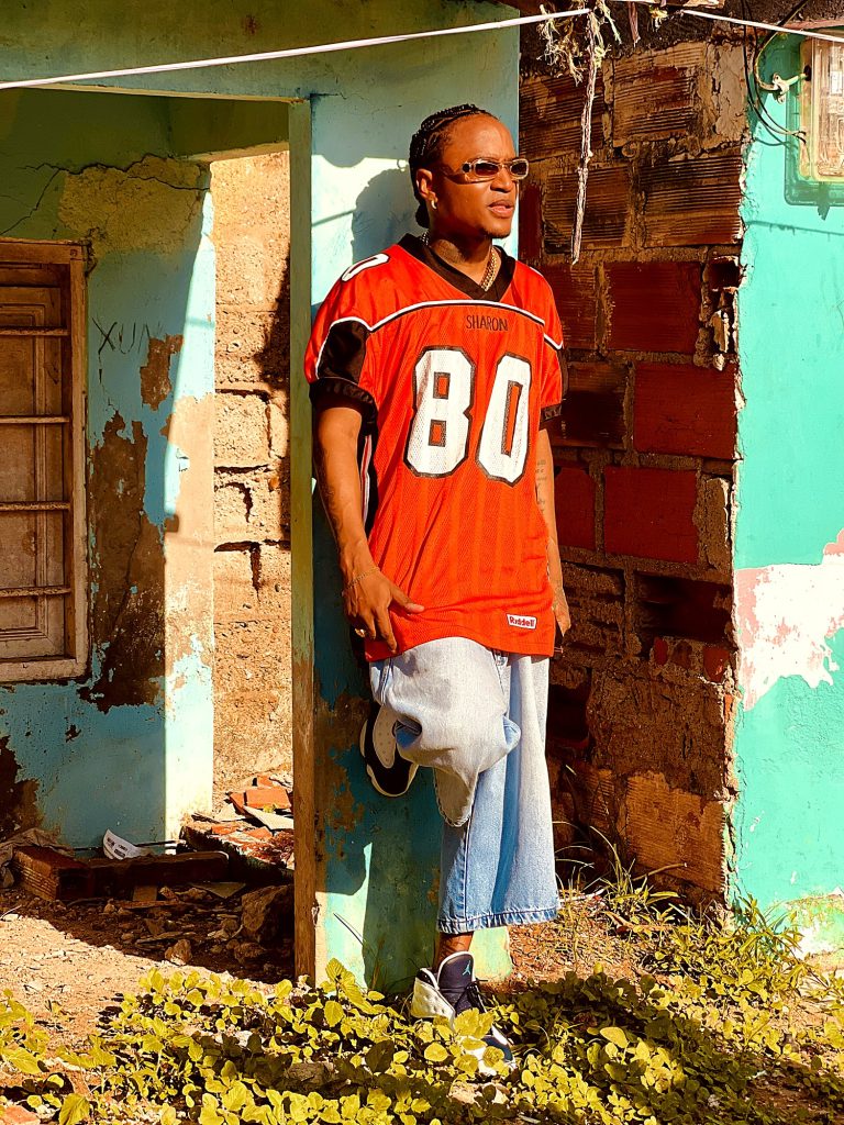 Zaider con camiseta naranja.