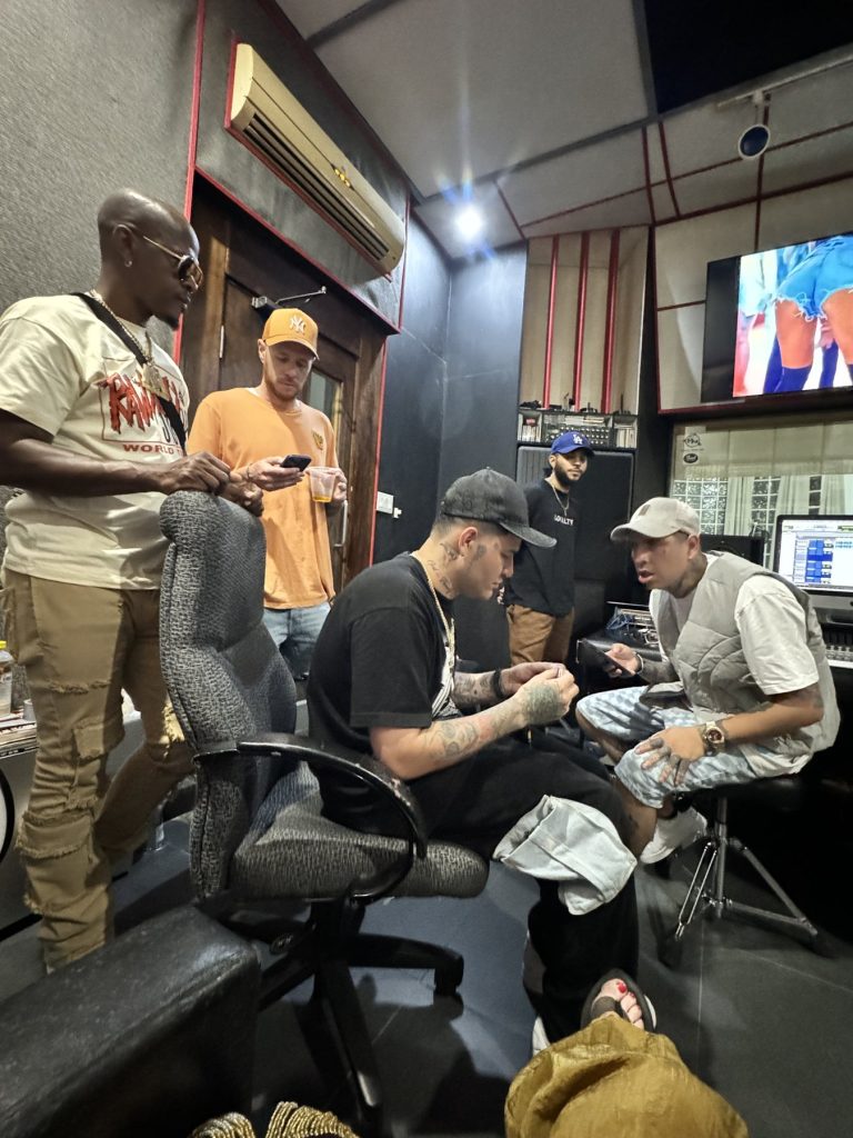 Trabajo en el estudio durante el campamento de Jamaica, 2024